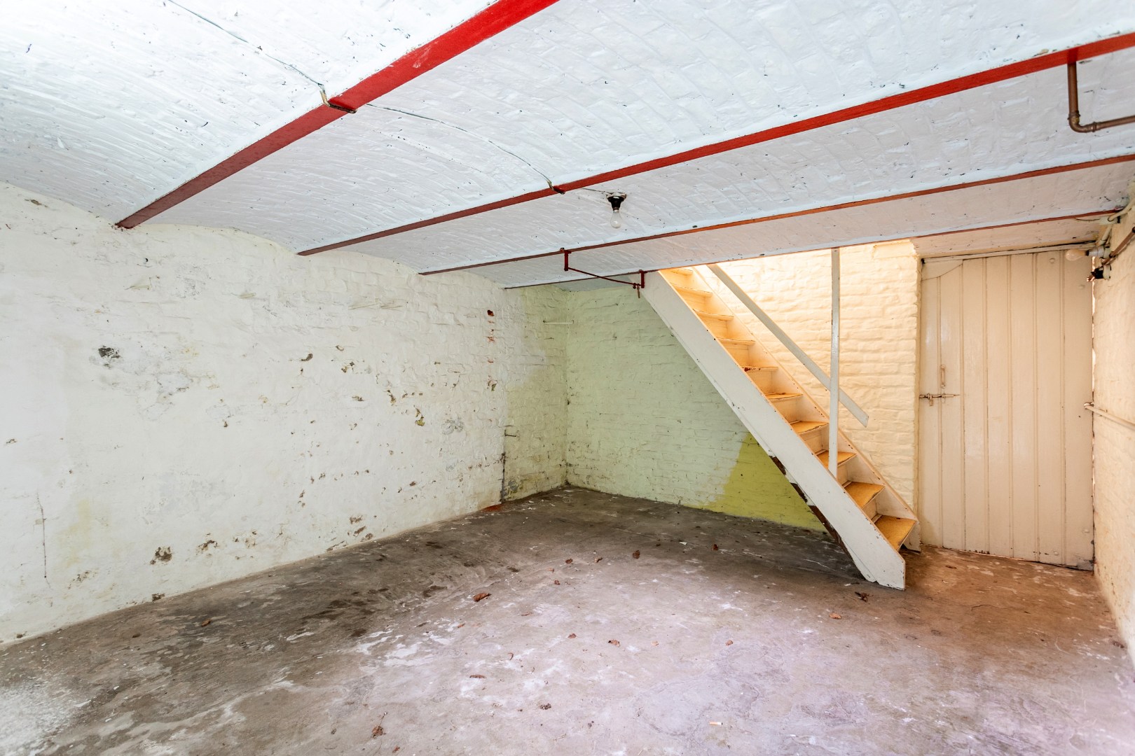 Te renoveren rijwoning met tuin te Vlezenbeek 