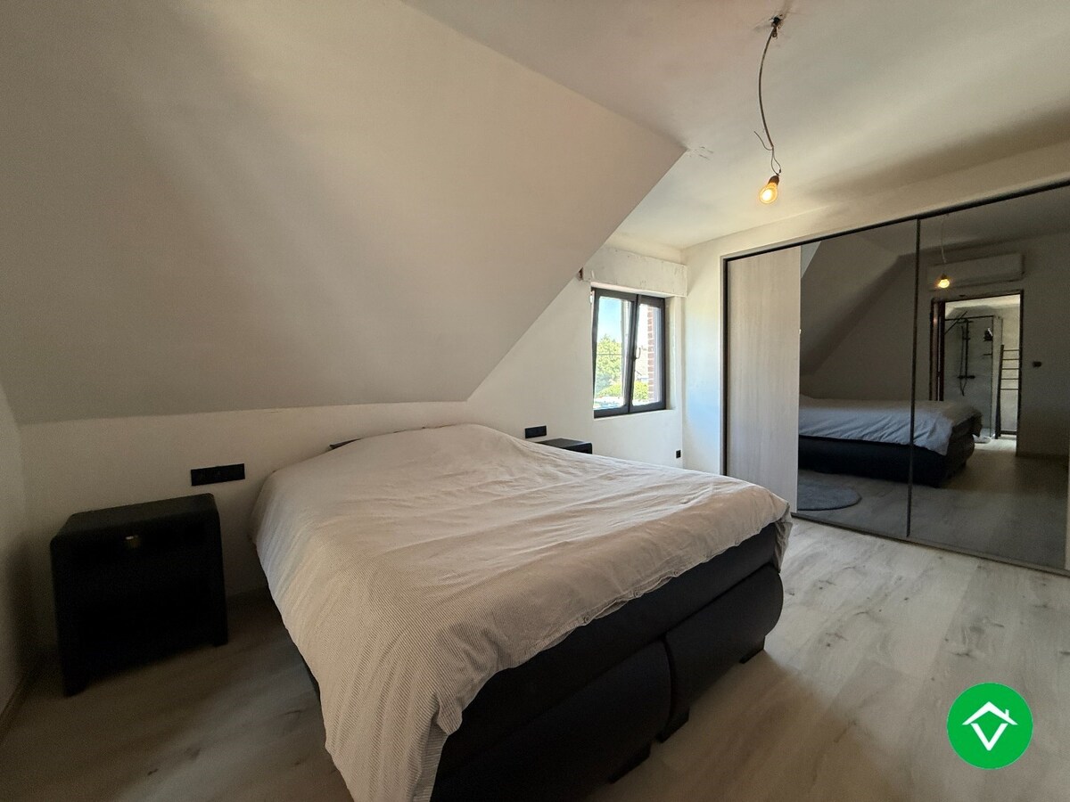 Charmante woning met twee slaapkamers, diepe tuin en ruime garage 