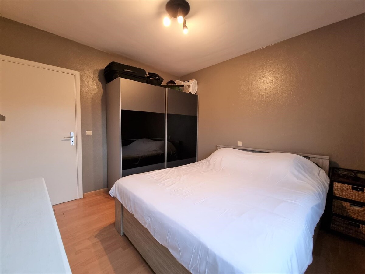 Op te knappen, zeer ruime hoekwoning met oprit - Heist 