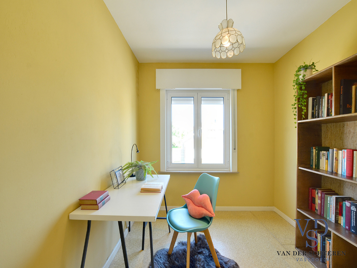 Degelijke woning met tuin en afz. garage. 