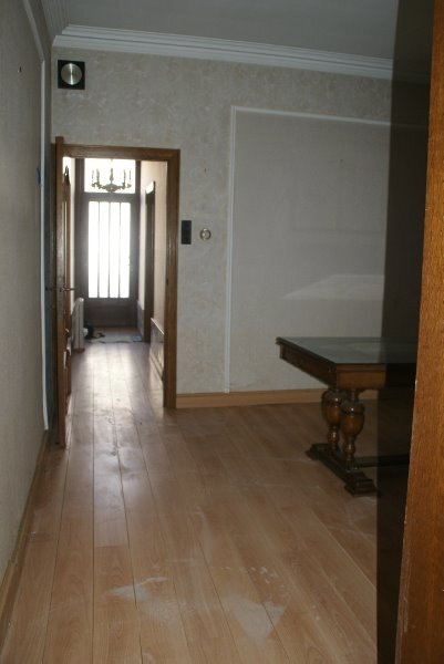 Centraal gelegen rijwoning stapvoets van het station te Roeselare 