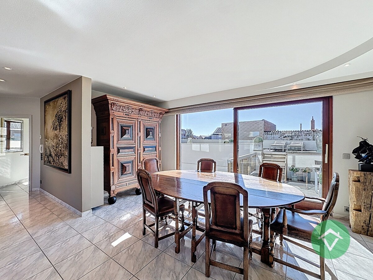 Deze instapklare handelswoning is gelegen in het centrum op een commerciële topligging op de markt van Koekelare 