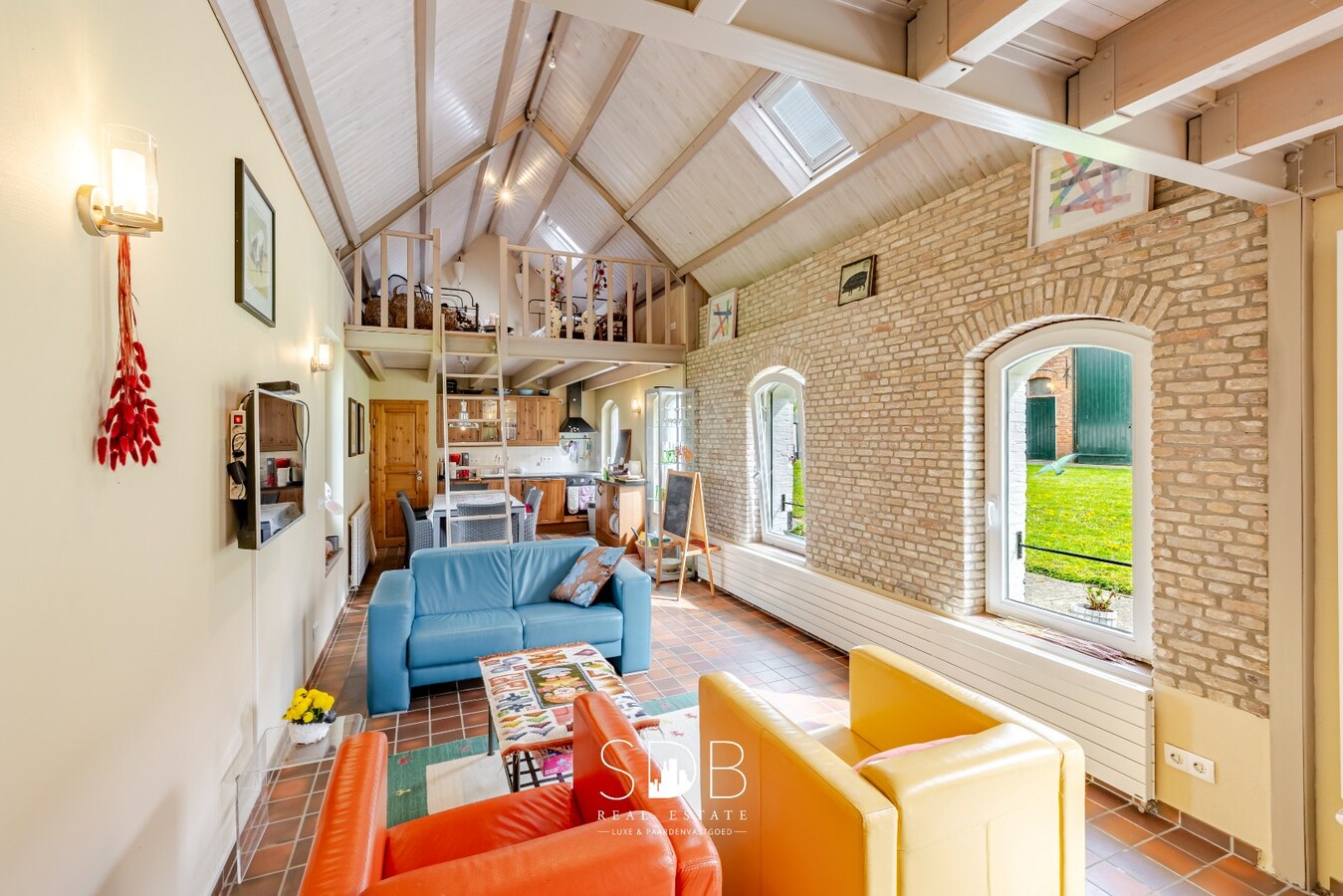 Landelijke woning met authentiek gastenhuis, stalgebouw, graslanden en buitenpiste op 20.285m² 