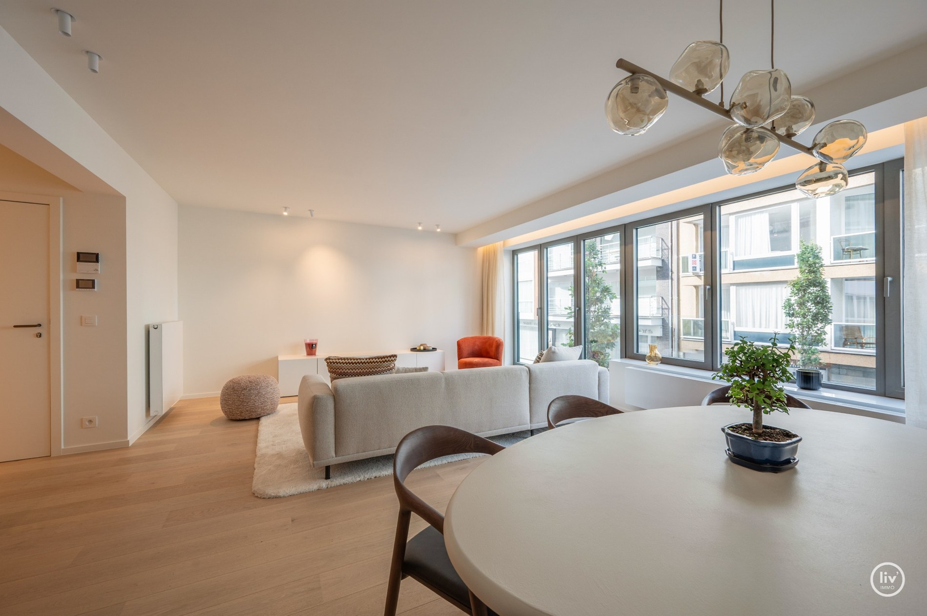 Résidence Akropolis : appartement rénové (largeur de façade d'environ 7 m) à vendre situé dans l'avenue Zoutelaan à Knokke, dans un bâtiment entièrement rénové tant à l'intérieur qu'à l'extérieur. 
