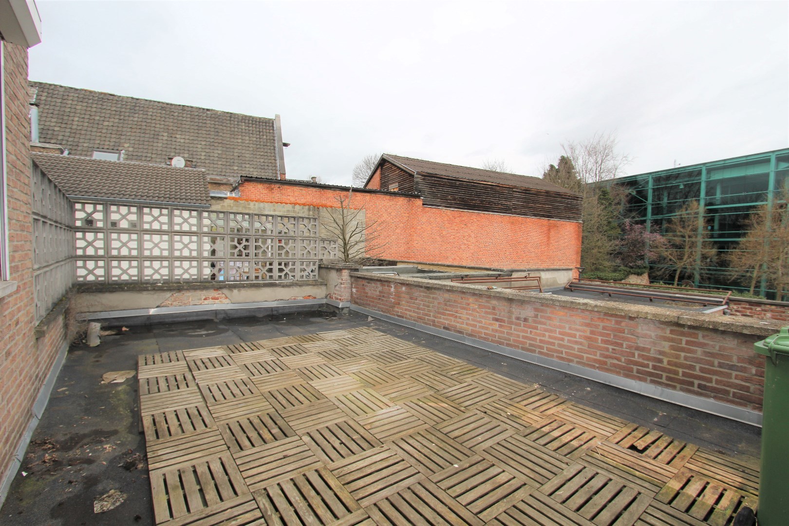 PRACHTIG GELEGEN MODERNE HANDELSWONING 