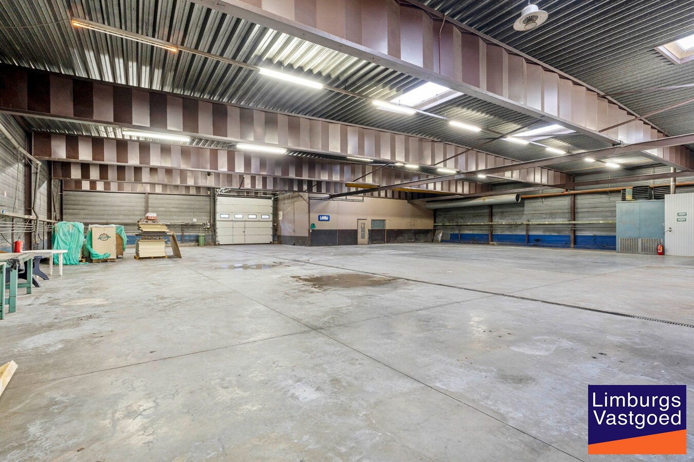 Bedrijfsgebouw met kantoren, magazijnen en woonst - groot 2580 m² 