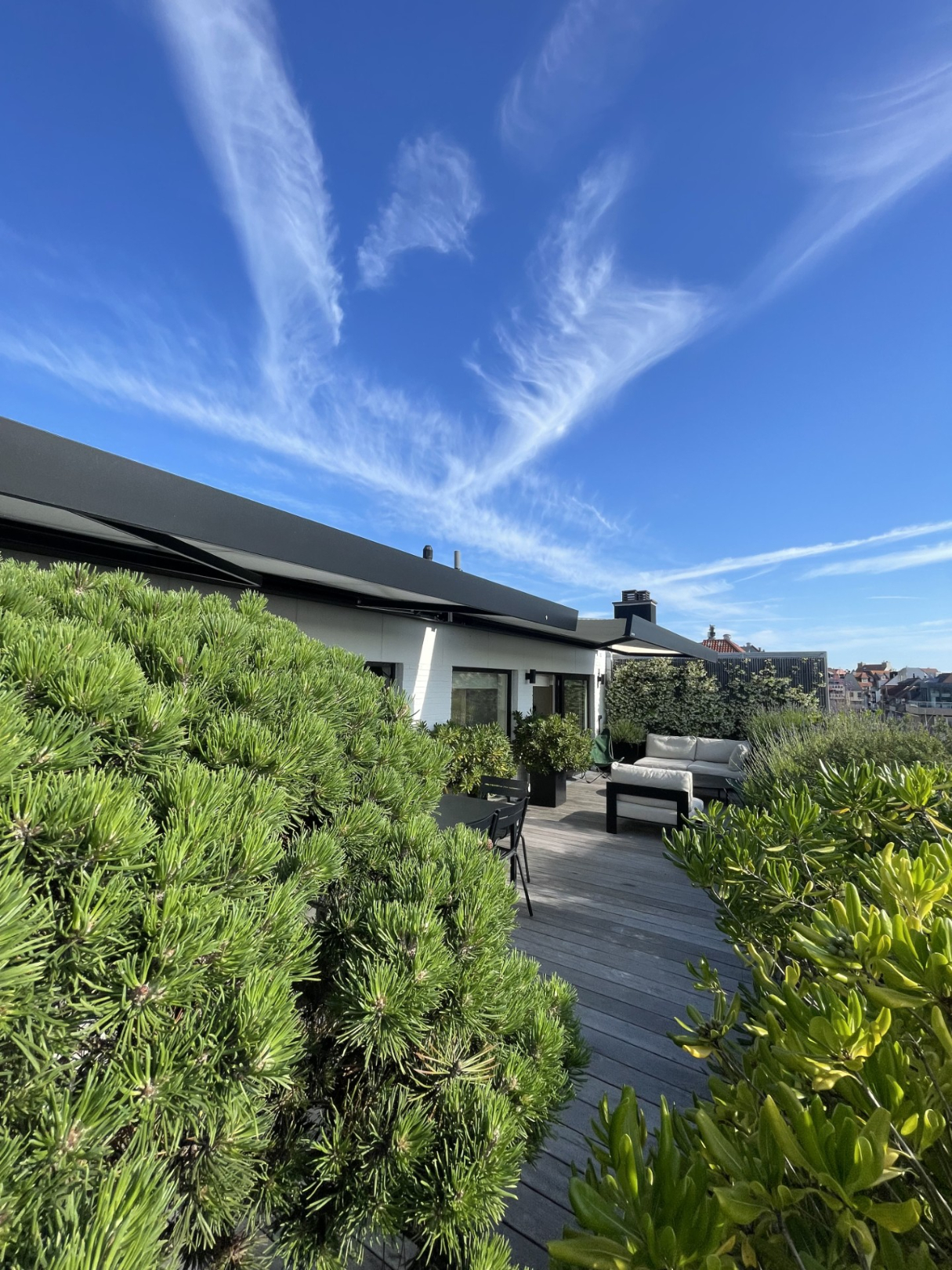 Voici la traduction en français :Appartement lumineux et également en penthouse, idéalement situé entre le Zoute et le centre commercial (possibilité d'acquérir une place de garage à proximité de l'ap 