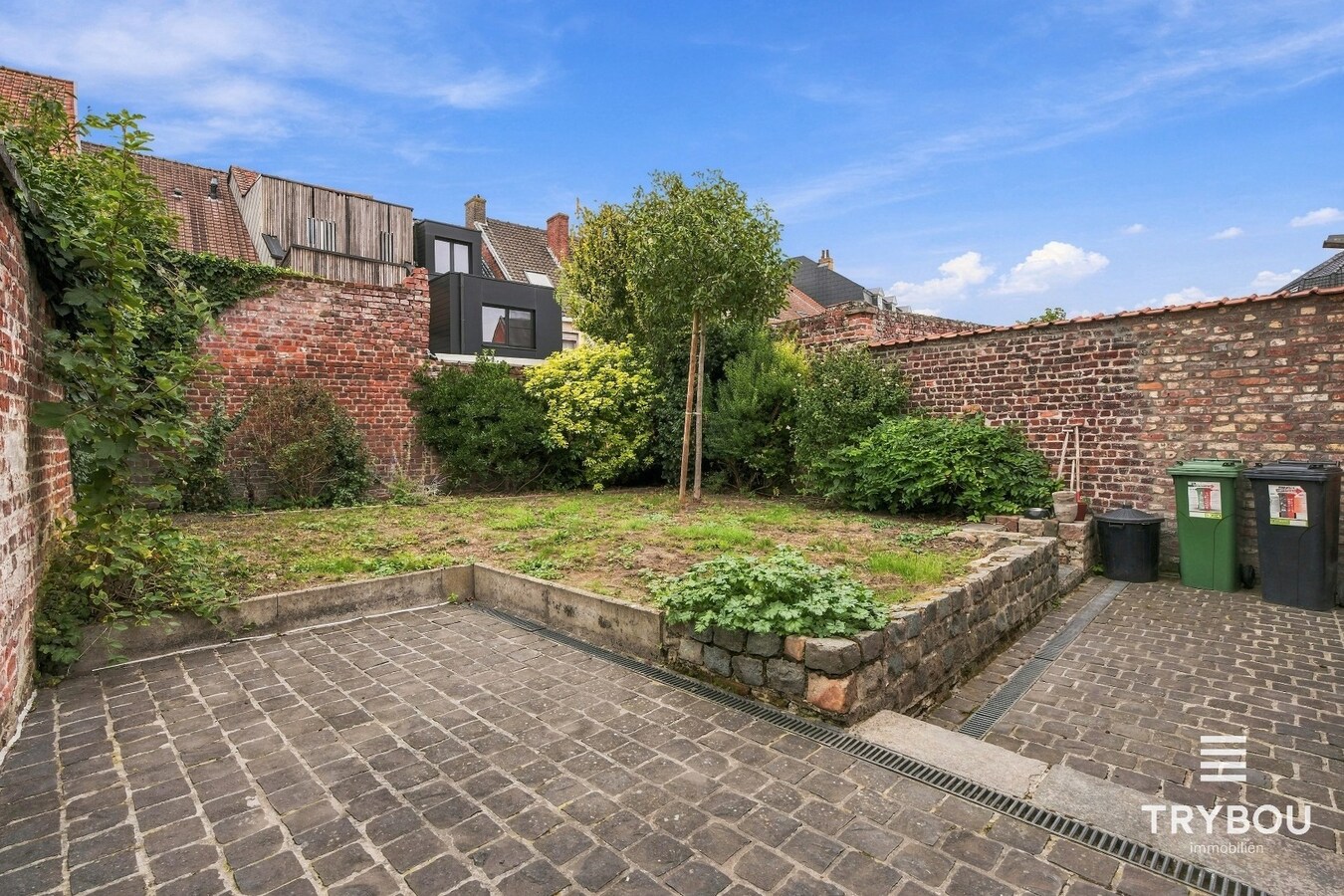 Ruime rijwoning in het centrum van Ieper! 