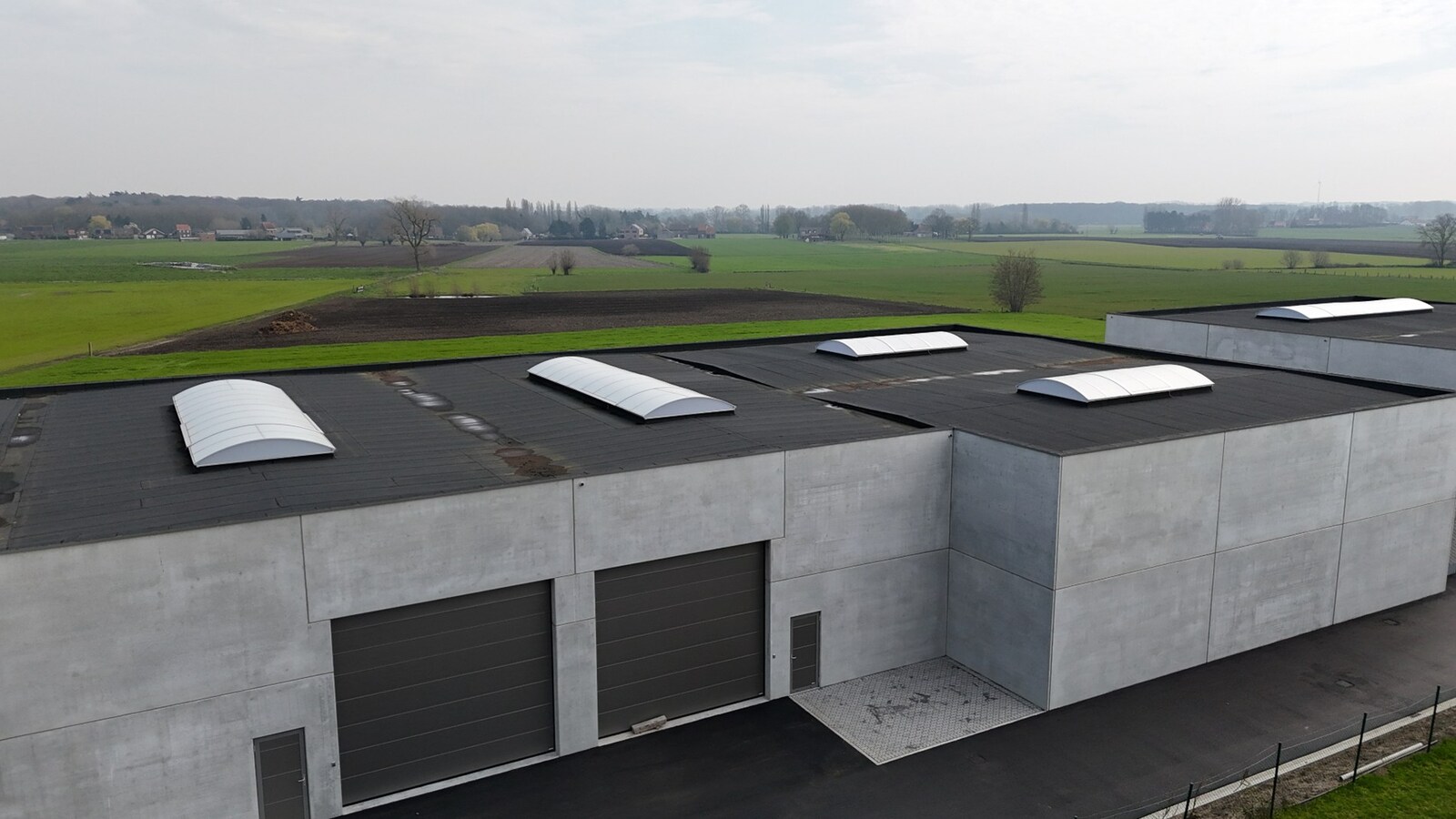 Nieuwbouw loods KMO-UNIT te koop – 256 m² met 1 parkeerplaats inbegrepen op de industriezone te Aartrijke 