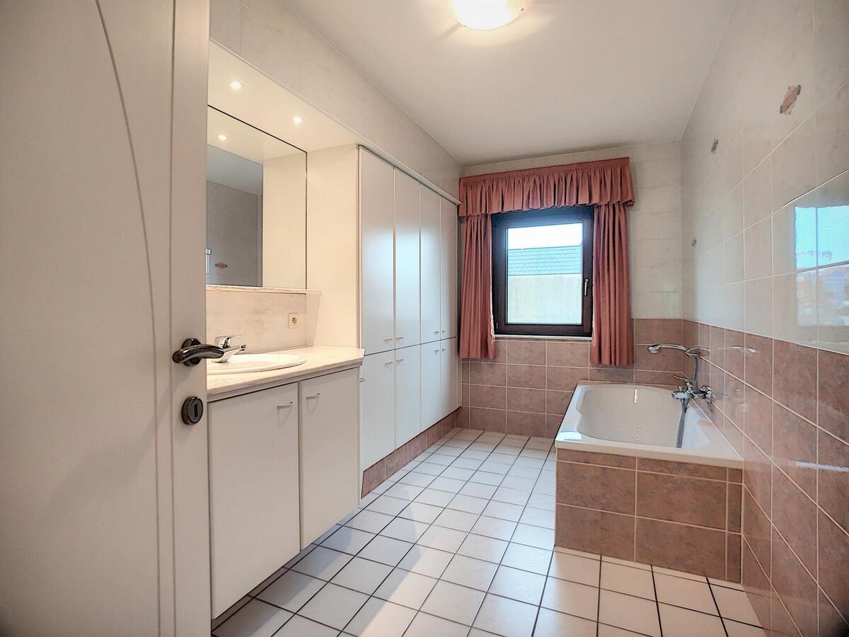 Grote, praktisch ingedeelde woning met oprit, garage &amp; tuin - Heist 