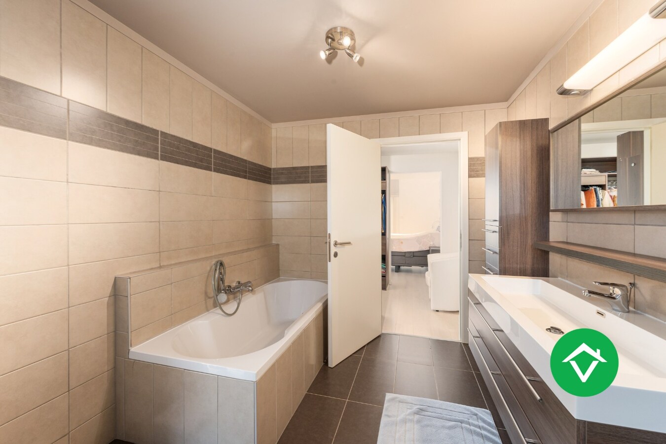 Alleenstaande woning met 4 slaapkamers en garage te Aartrijke 