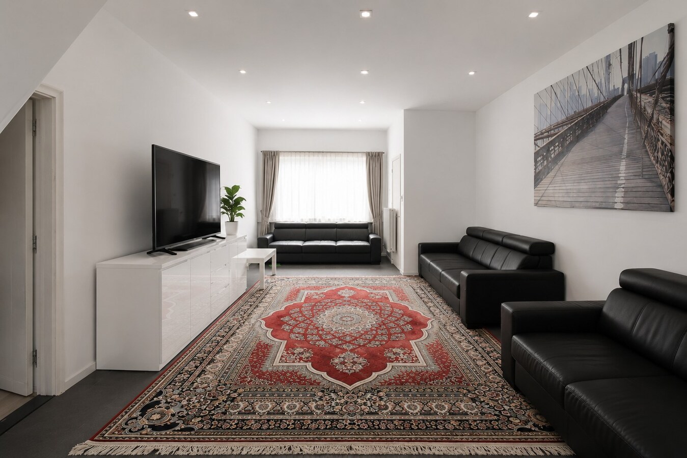 Te koop: uitzonderlijk ruime woning op centrale ligging met 6 slaapkamers, 3 badkamers én stadstuin! 