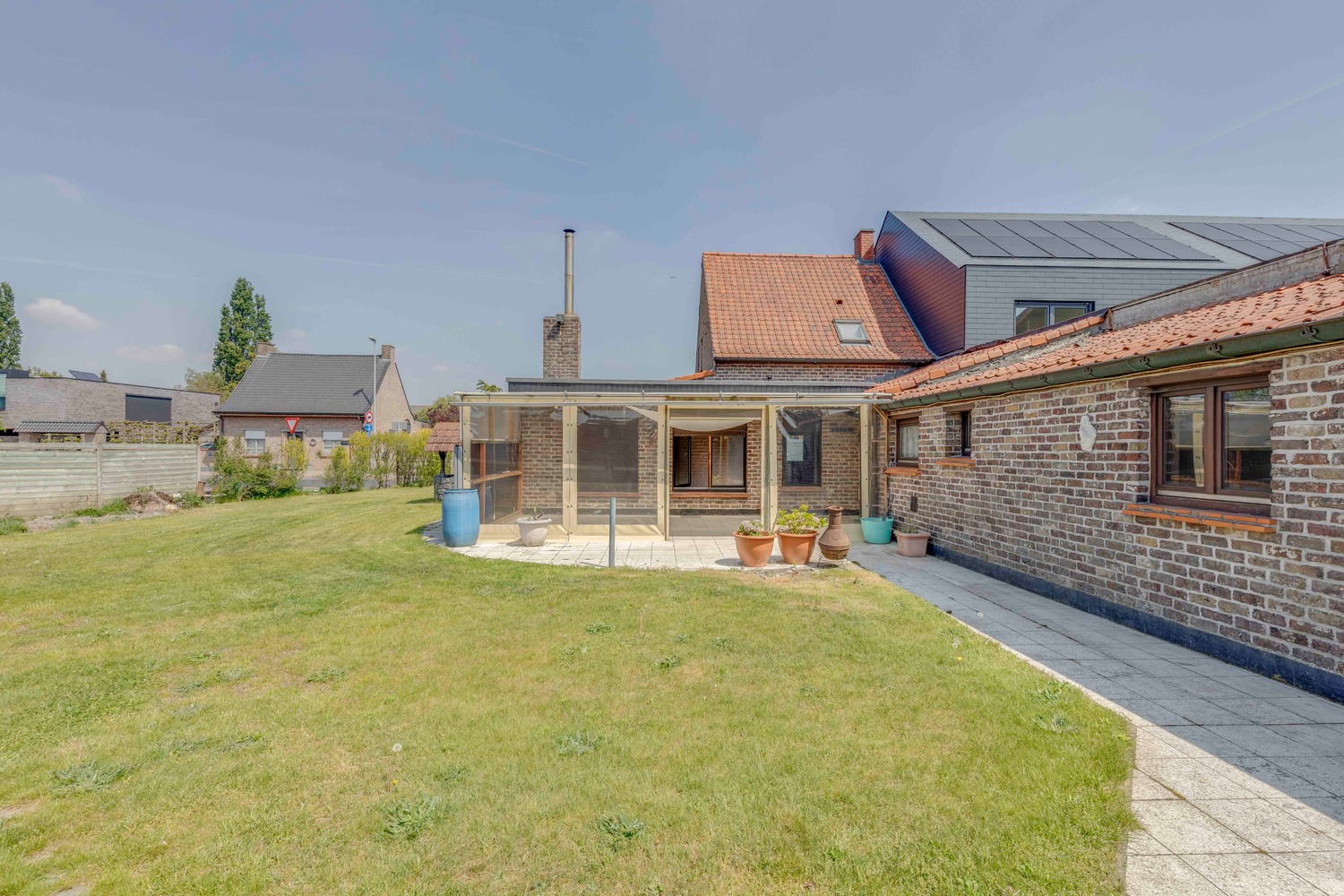 Centraal gelegen op te frissen gezinswoning gelegen op fietsafstand van het centrum van Zulte 