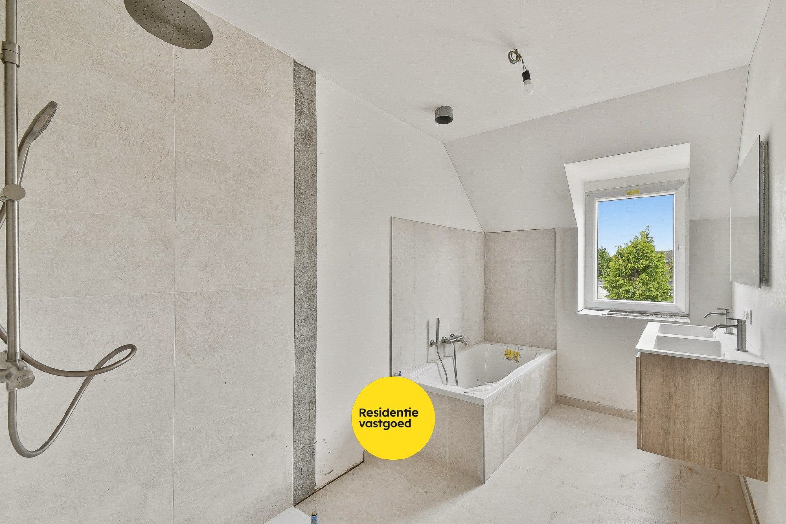 Gezinswoning met drie slaapkamers op goeie locatie 