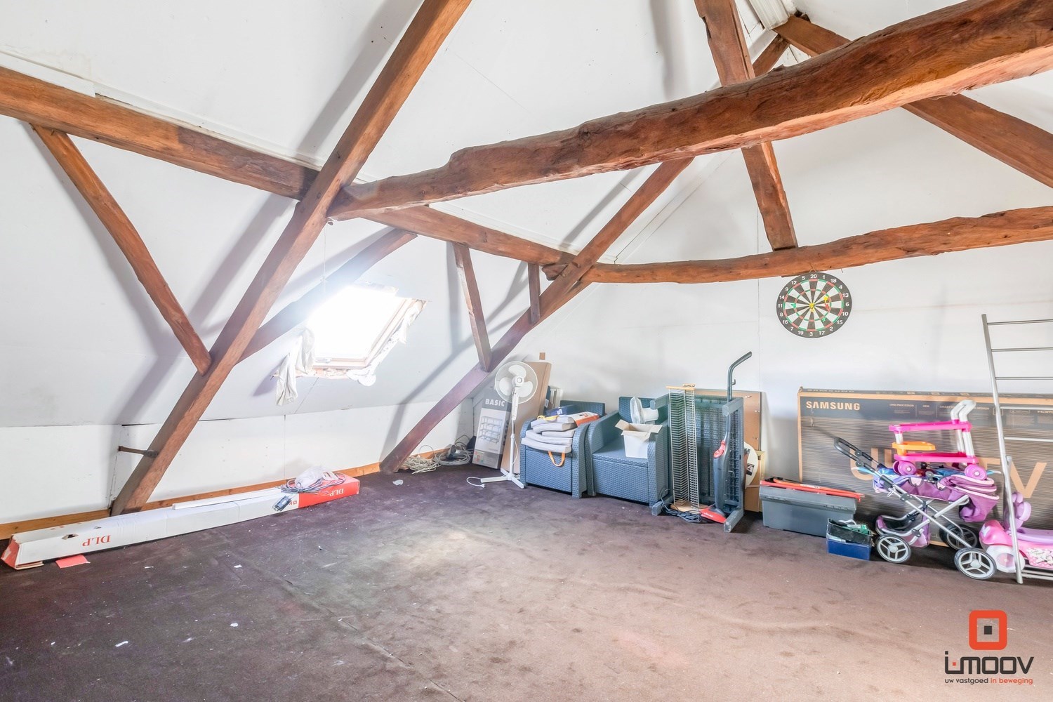 Te renoveren eengezinswoning met voldoende parkeermogelijkheden. 