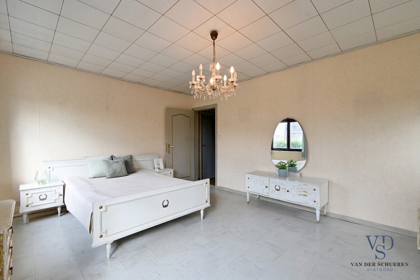 Bijzonder ruime, praktisch ingedeelde gezinswoning 