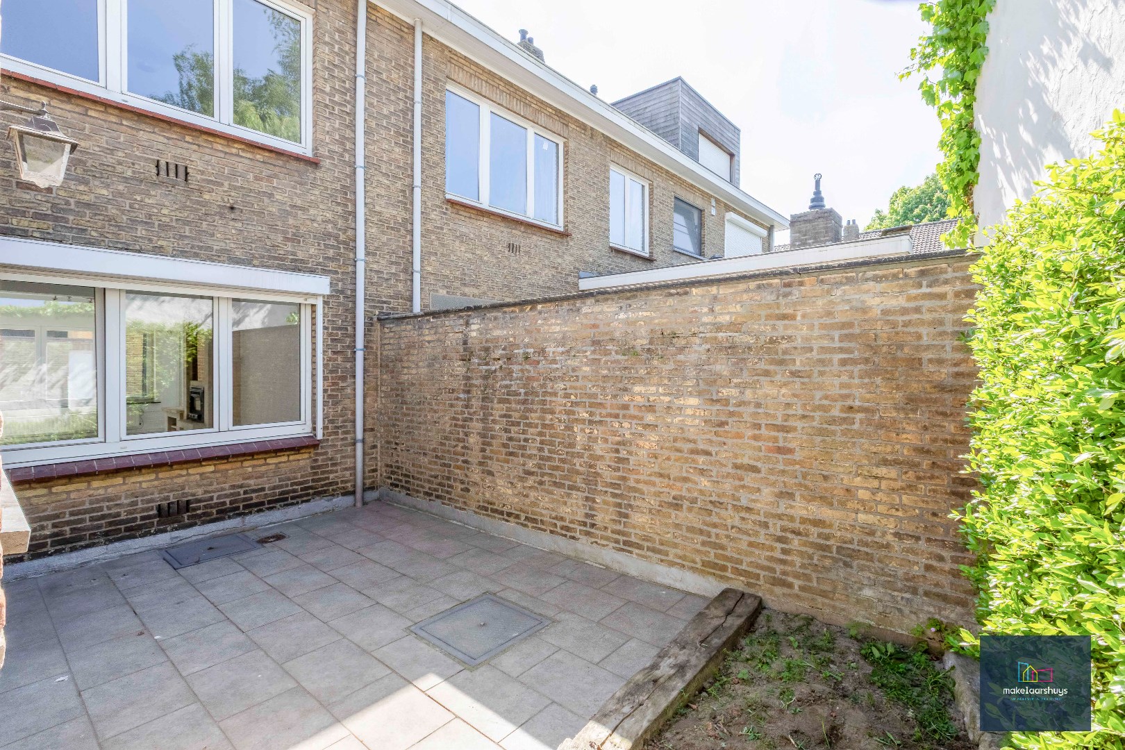 Centraal gelegen halfopen bebouwing met stadskoer 