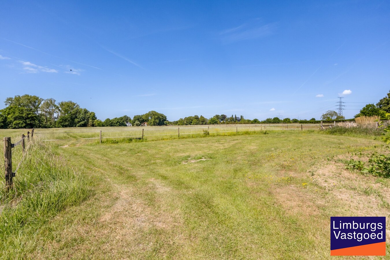 UNIEKE VIERKANTSHOEVE met paardenstallen op 7,34 hectare met vergunning voor zwembad en poolhouse 