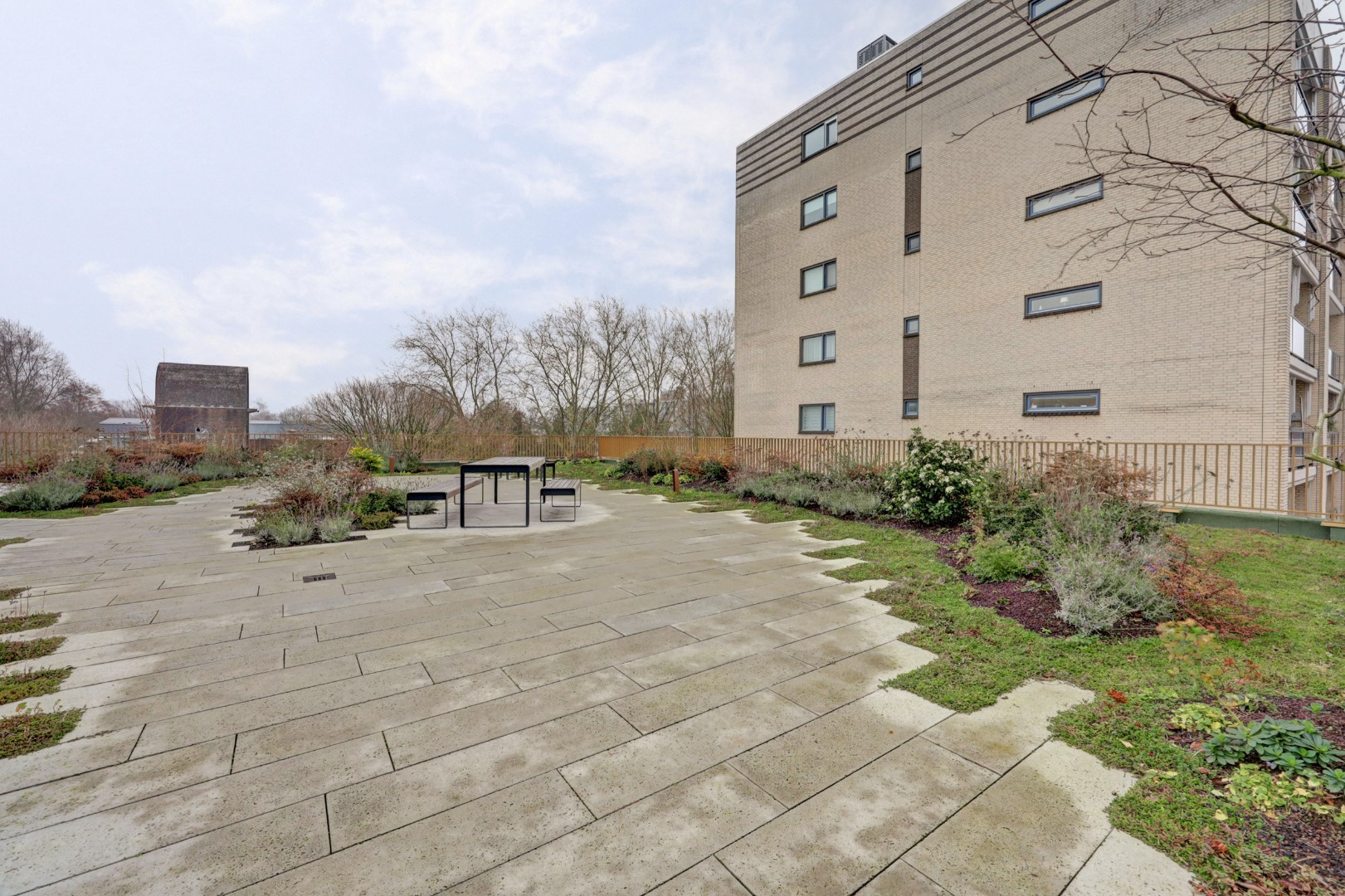 Nieuw en instapklaar 3-kamer appartement op de zevende verdieping met luxe keuken en badkamer, riant uitzicht over de omgeving en naar het centrum van Rotterdam. 