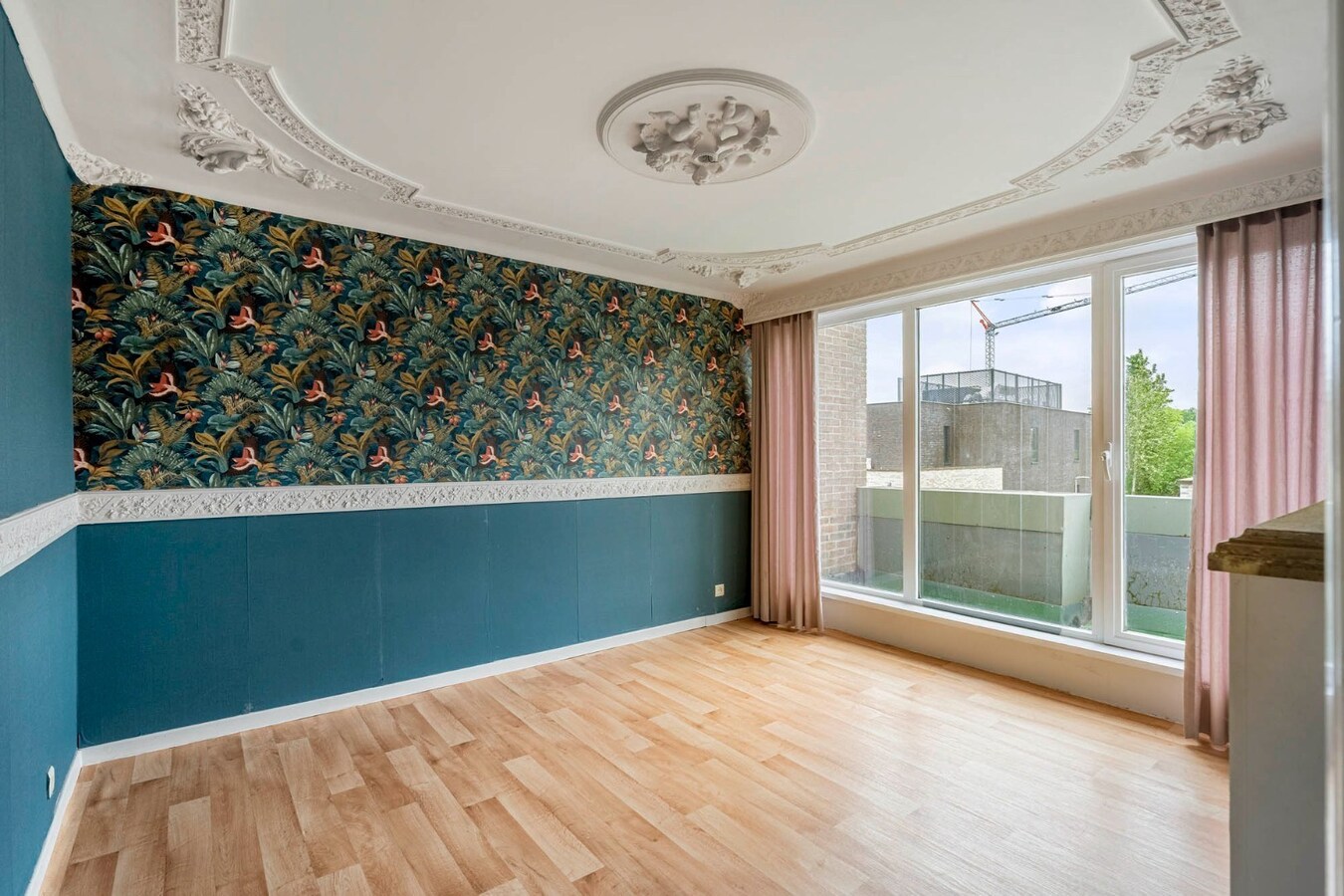 Comfortabel, zeer ruim appartement met 4 slaapkamers, terras en garage in het centrum van Neeroeteren! 
