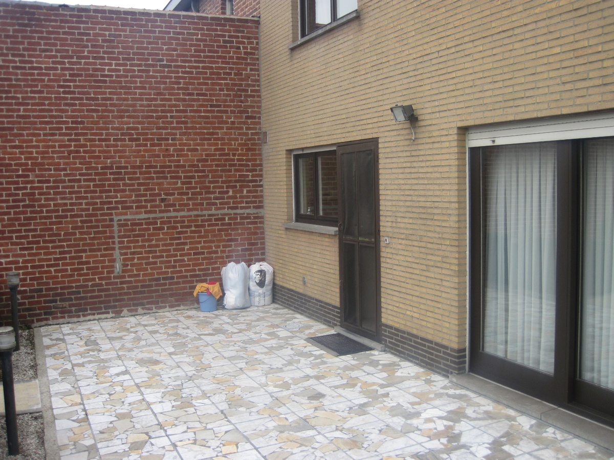 Bijzonder degelijke en ruime Half Open Bebouwing. 