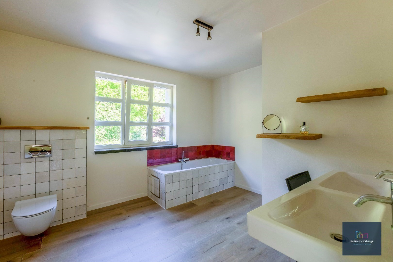 Halfopen bebouwing met zuidertuin en parkeergelegenheid nabij centrum Destelbergen 