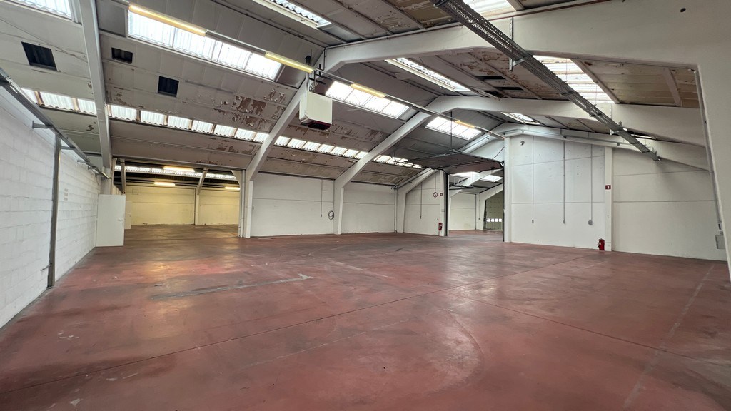 Bedrijfsgebouw met laadkades en kantoren te koop in Ronse