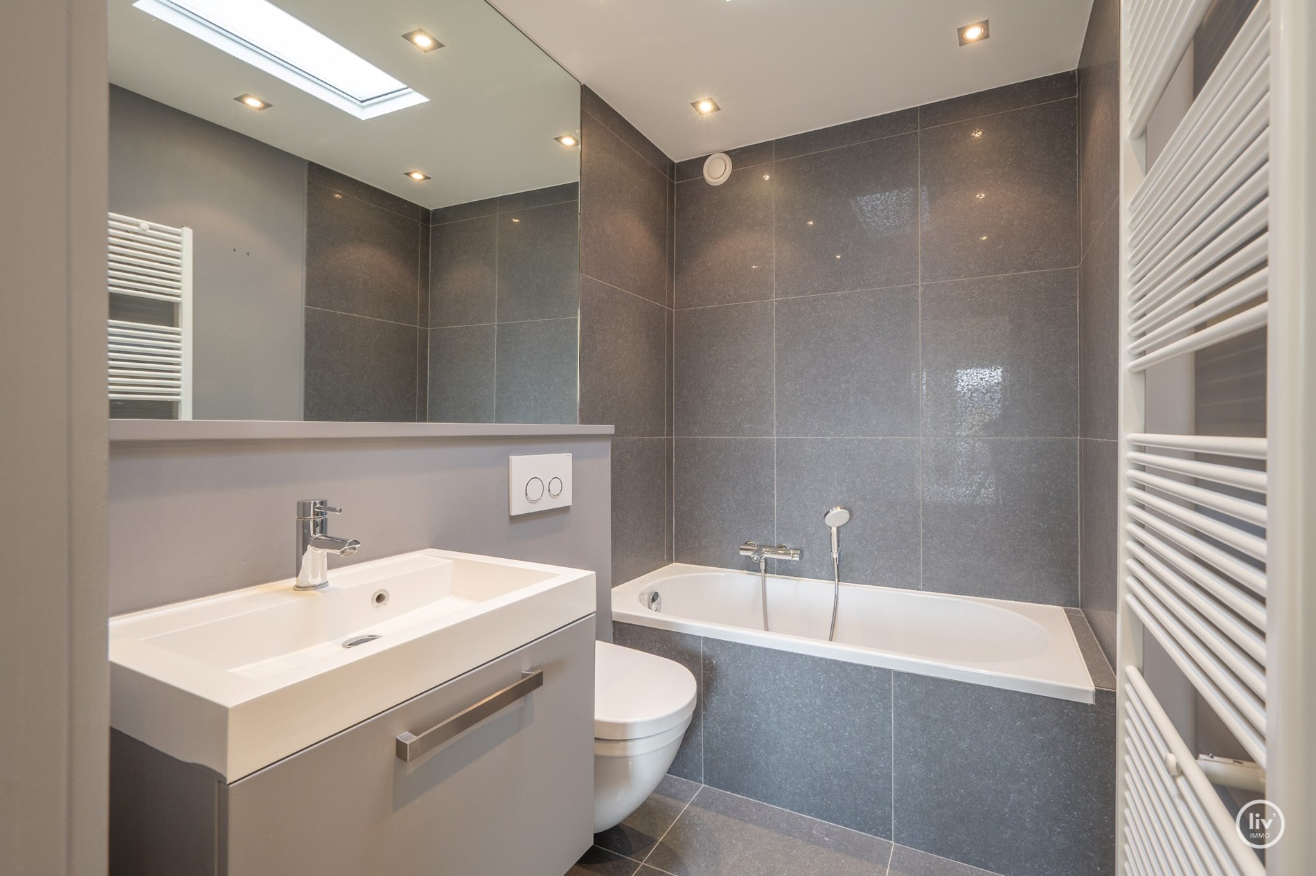 Penthouse ensoleillé avec de grandes terrasses dans un emplacement de premier choix près de l'avenue Dumortier et de l'avenue Lippens 🌟 