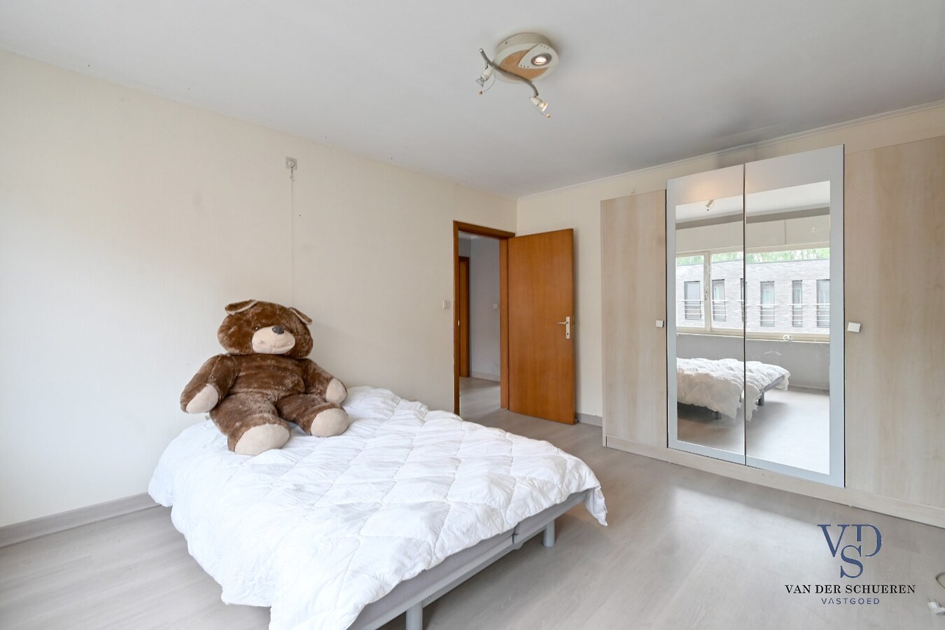 Bijzonder ruime, praktisch ingedeelde rijwoning 