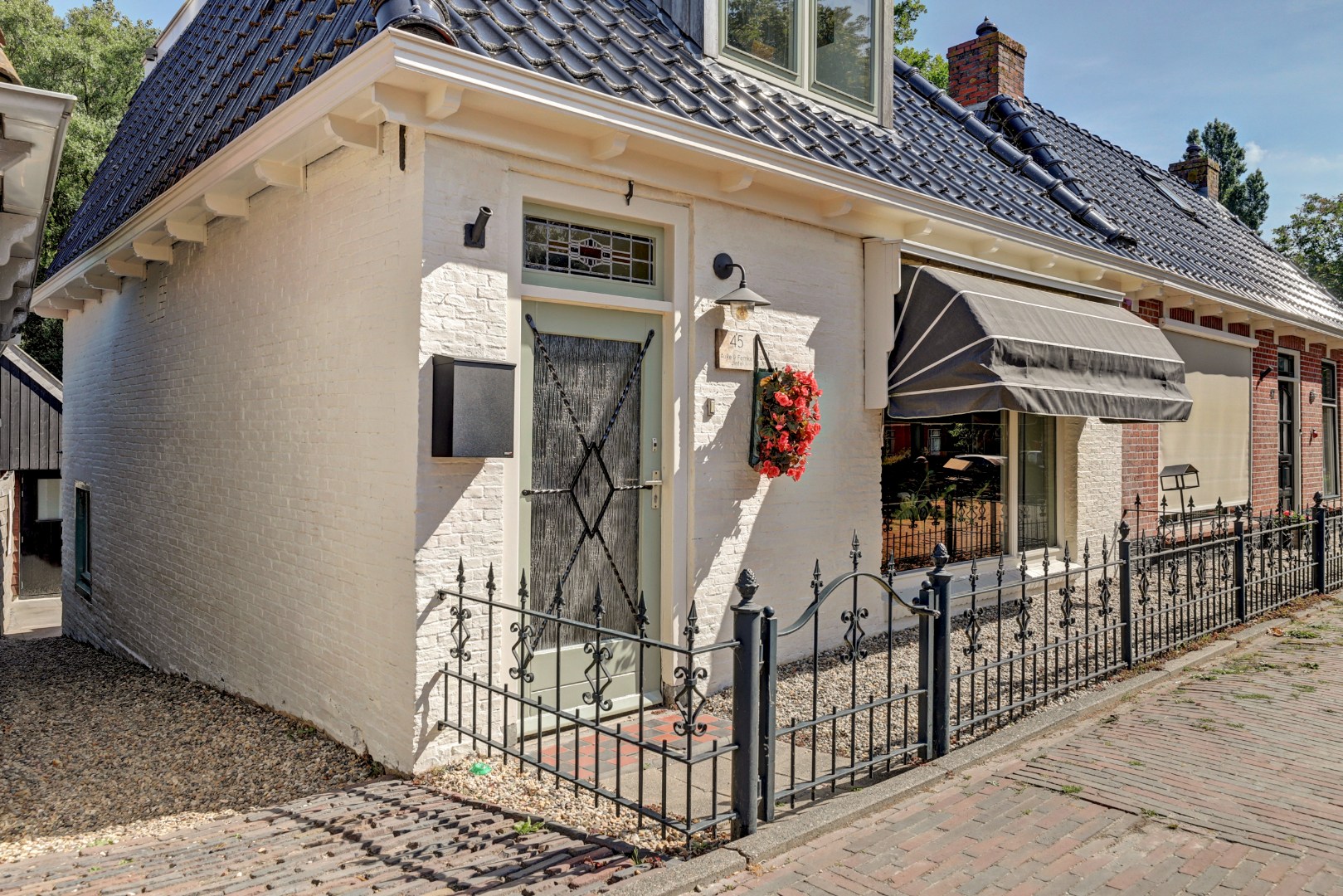Instapklaar en tot in de puntjes verzorgd, met twee slaapkamers en een fraai verbouwde schuur voor praktijk, werk of hobby. 