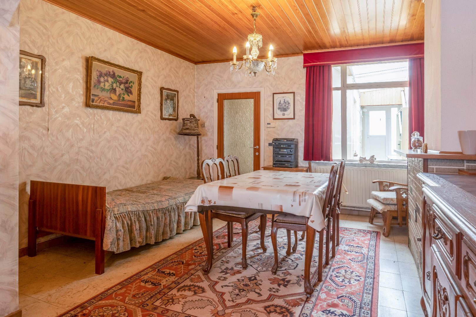 Te renoveren woning met tuin te Gent. 