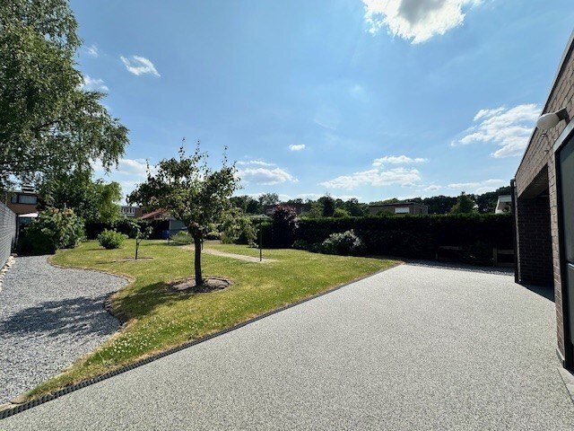 Halfopen woning met 3 slaapkamers, tuin en garage te Neeroeteren. 