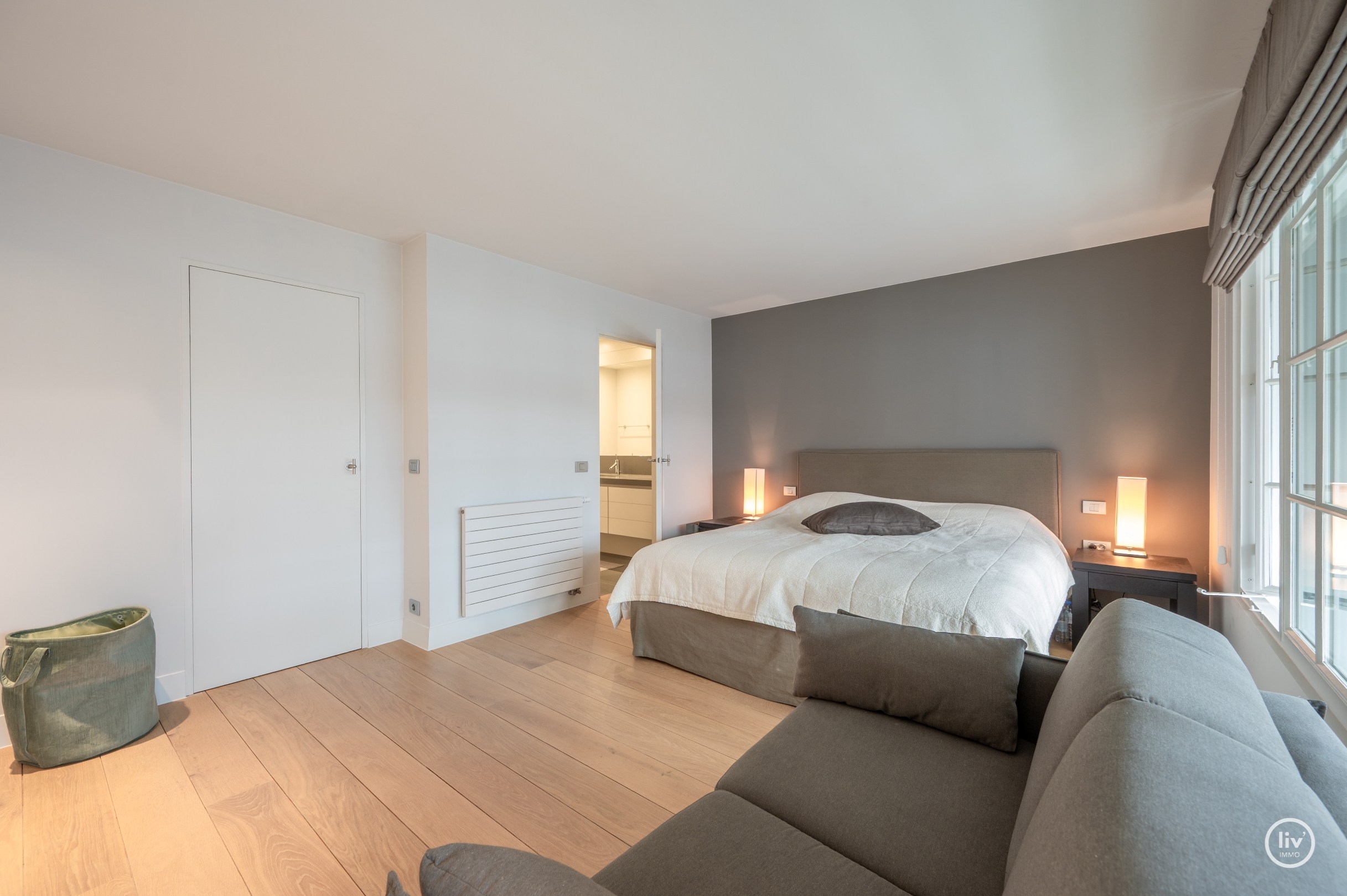 Récente mezzanine de 292 m2 située au centre avec de grandes terrasses, située dans la Vanbunnenlaan à Knokke. 