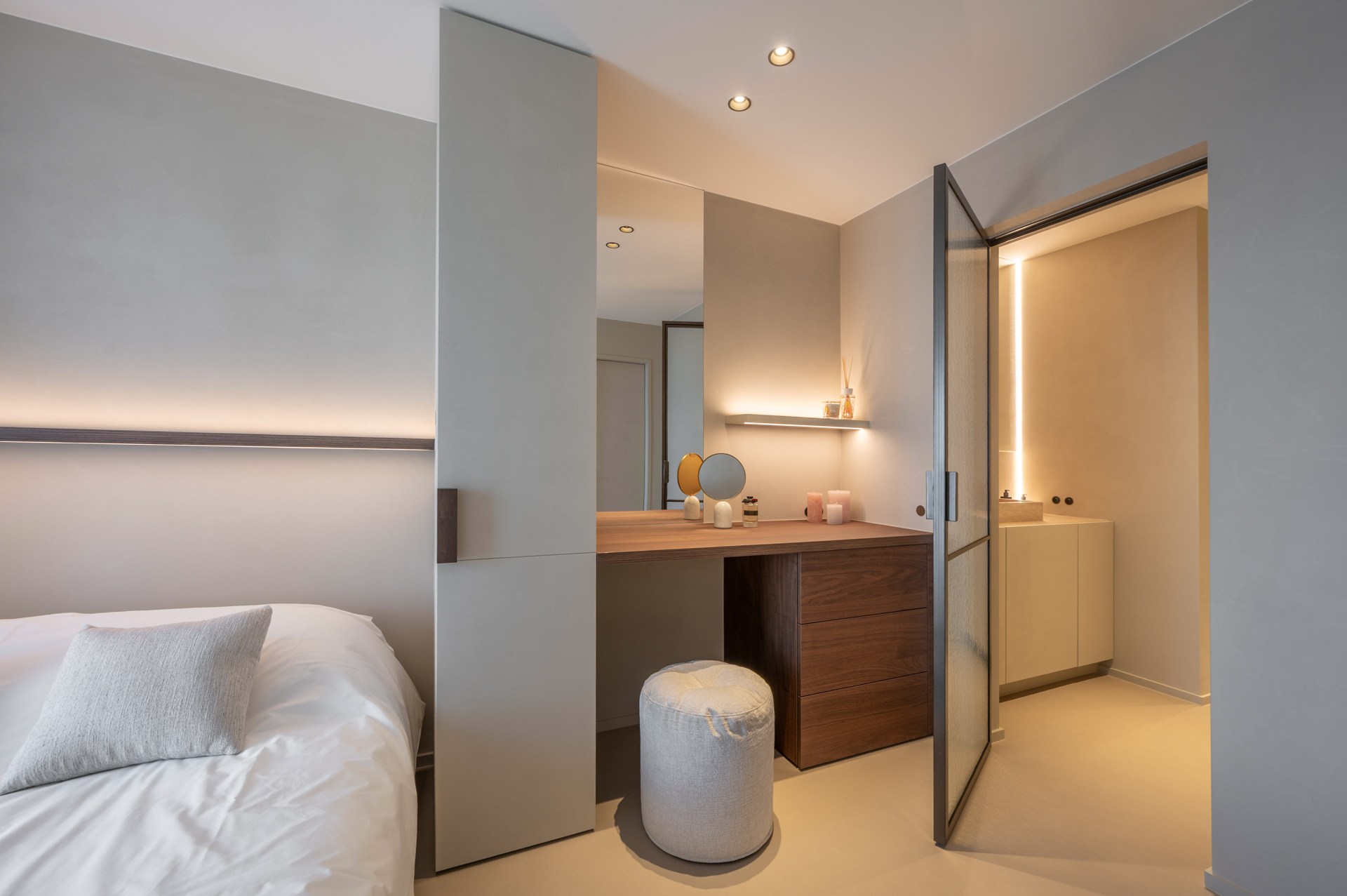 Prachtig gerenoveerd en instapklaar appartement met 3 slaapkamers en frontaal zeezicht, gelegen in een prestigieuze residentie op de zeedijk in het Zoute. 