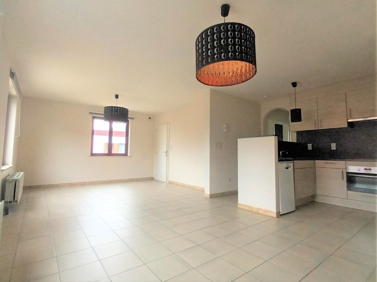 Ruim appartement rustig gelegen in Kuringen. Dichtbij winkels, scholen, autosnelwegen en openbaar vervoer. 