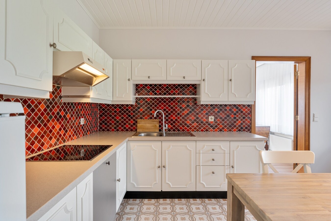 Zeer goed onderhouden gelijkvloerse gezinswoning op een riant perceel van 19a75ca op een rustige locatie te Schalkhoven, een deelgemeente van Hoeselt. 