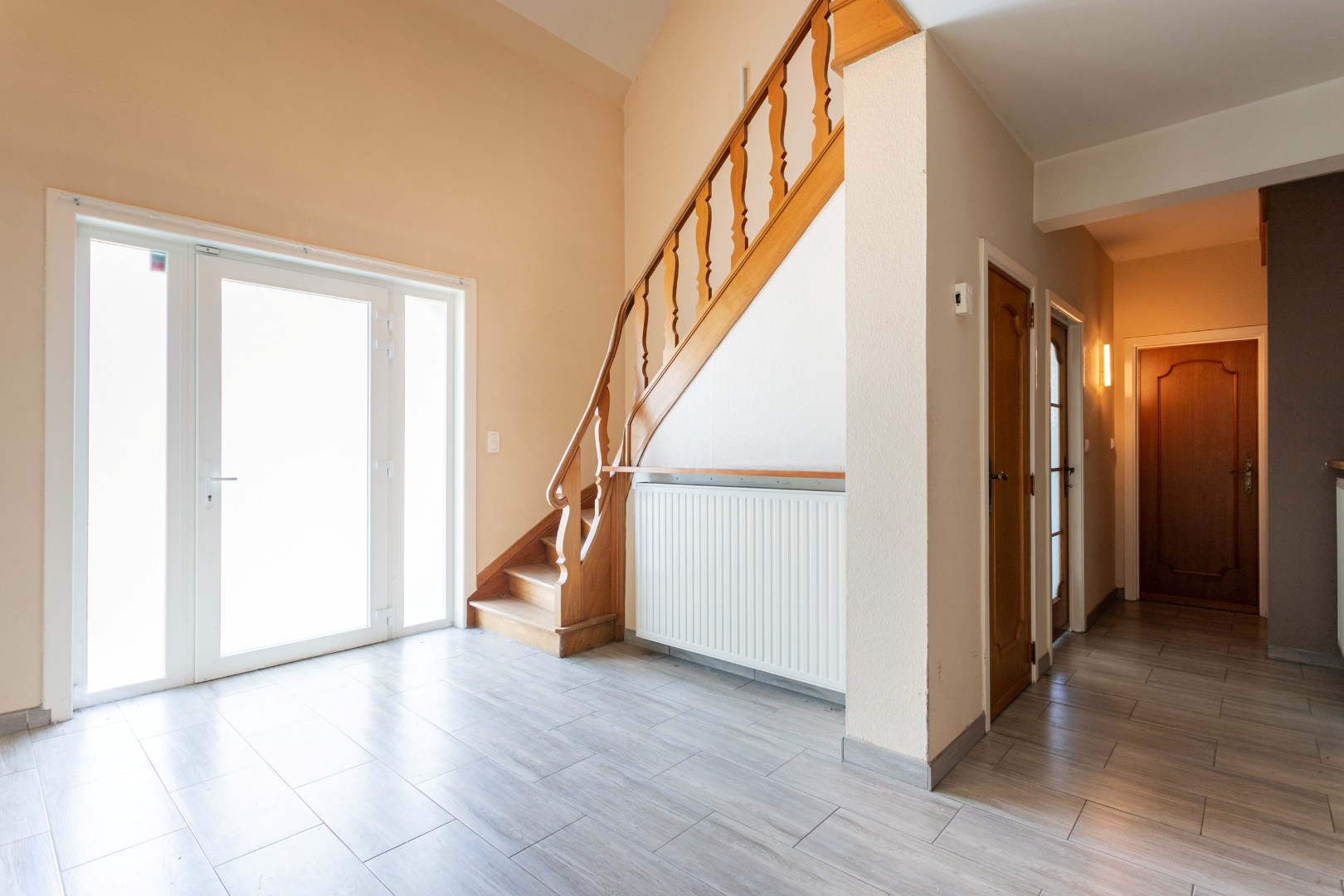 Ruime 4-gevelwoning met 4 slaapkamers, bureau, garage en tuin op 626 m² met bouwpotentieel in Halle 