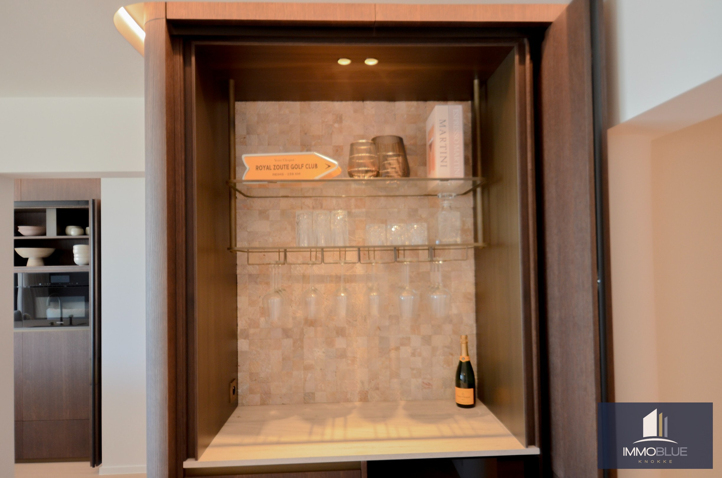 Uitzonderlijk gerenoveerd appartement met frontaal zeezicht in het Zoute. 