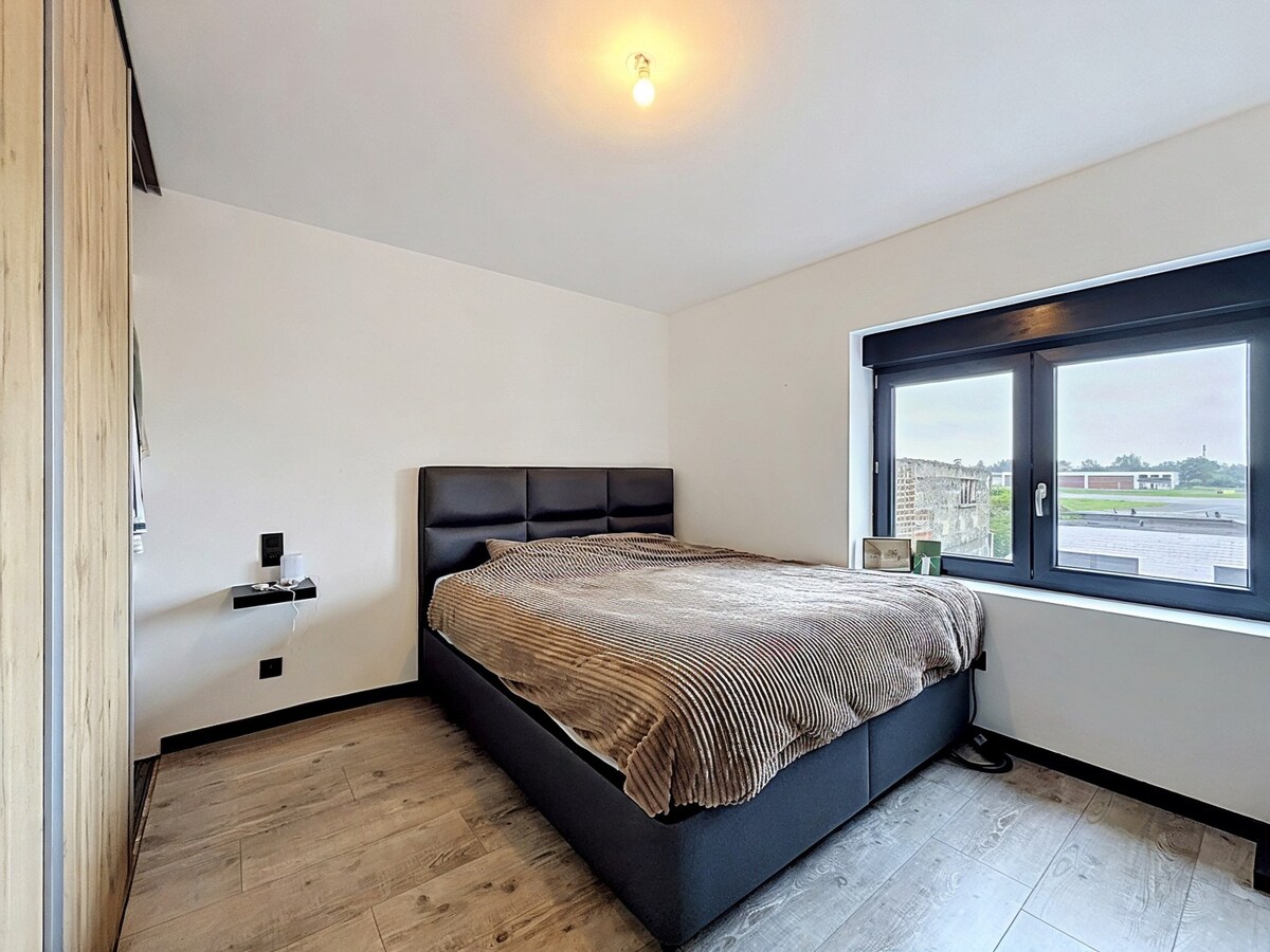Gerenoveerde halfopen bebouwing EPC B met 3 slaapkamers, dubbele garage en tuin! 