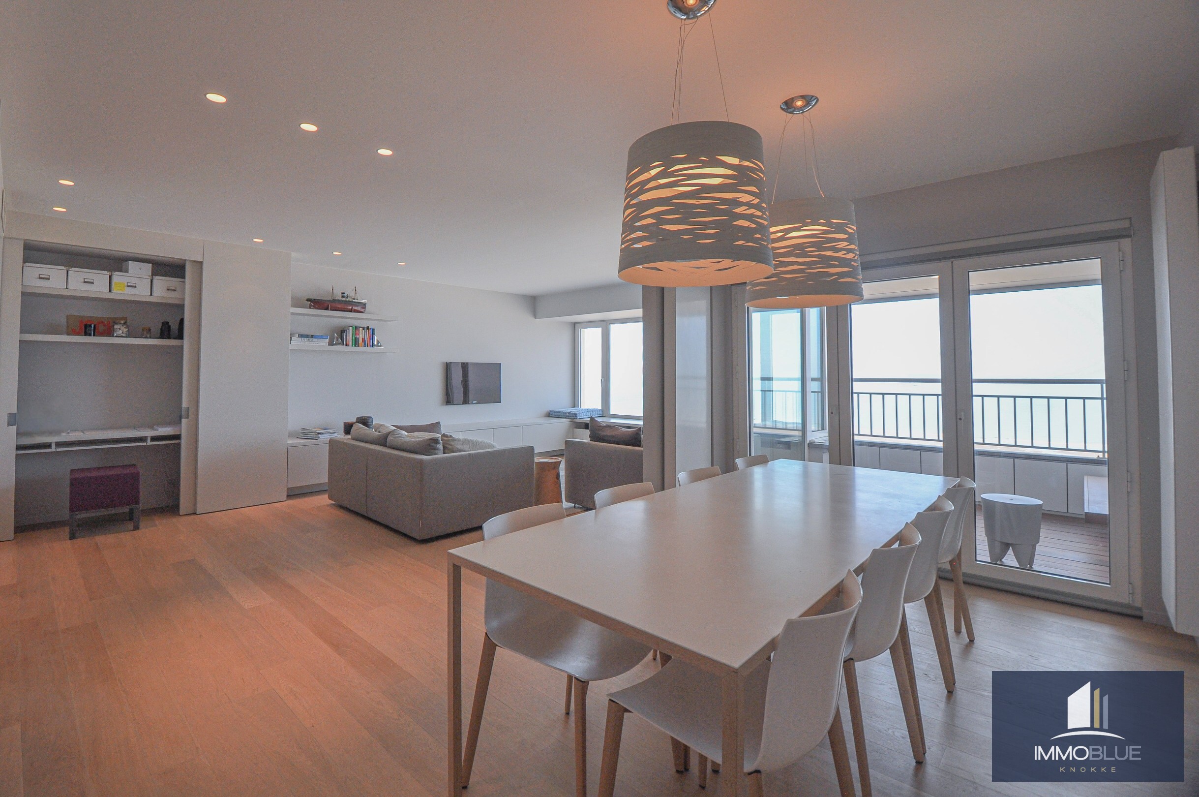 L’appartement bénéficie d’une double orientation, avec une vue frontale sur la mer à l’avant et une vue dégagée sur l’arrière-pays à l’arrière. 