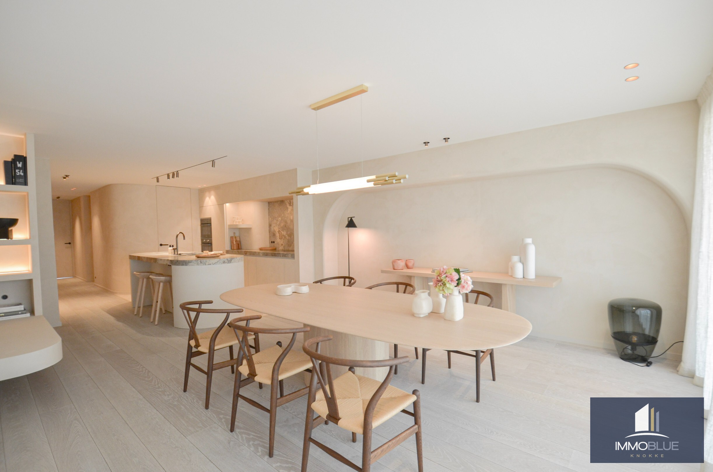 Appartement exceptionnel avec vue frontale sur la mer et une façade d’environ 11,5 mètres, situé au Zoute. 