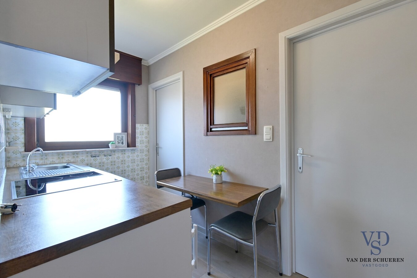 Op te frissen half open bebouwing 