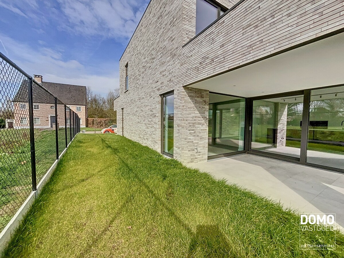 MODERNE NIEUWBOUWWONING MET TUIN,OVERDEKT TERRAS EN INPANDIGE GARAGE TE HASSELT 