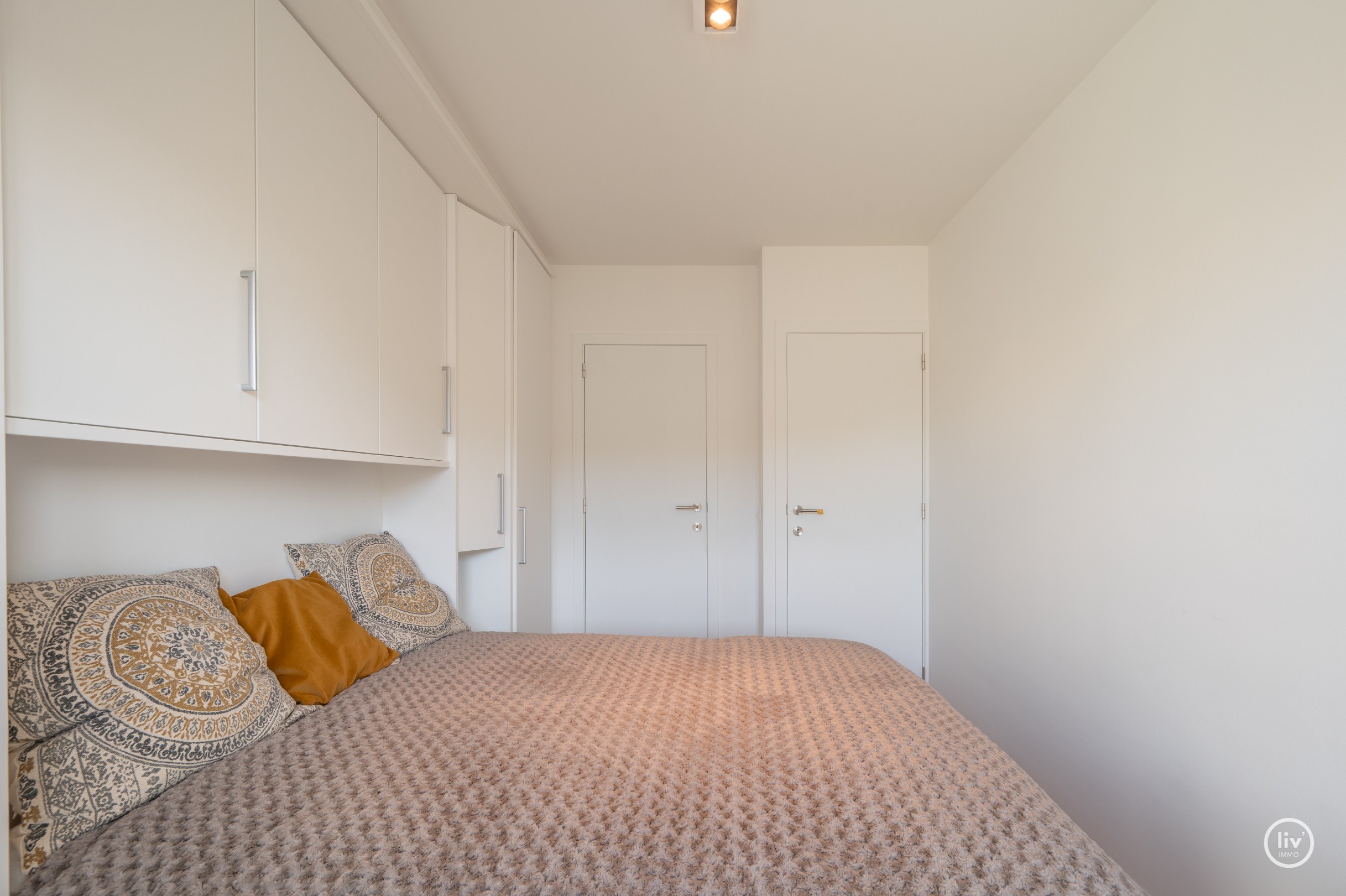 Récent appartement met mooie gevelbreedte centraal gelegen op de Lippenslaan te Knokke. 