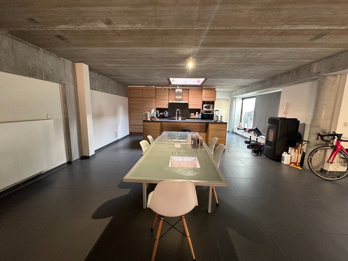 Rustig gelegen, ruim duplex-appartement op een boogscheut van het station. 