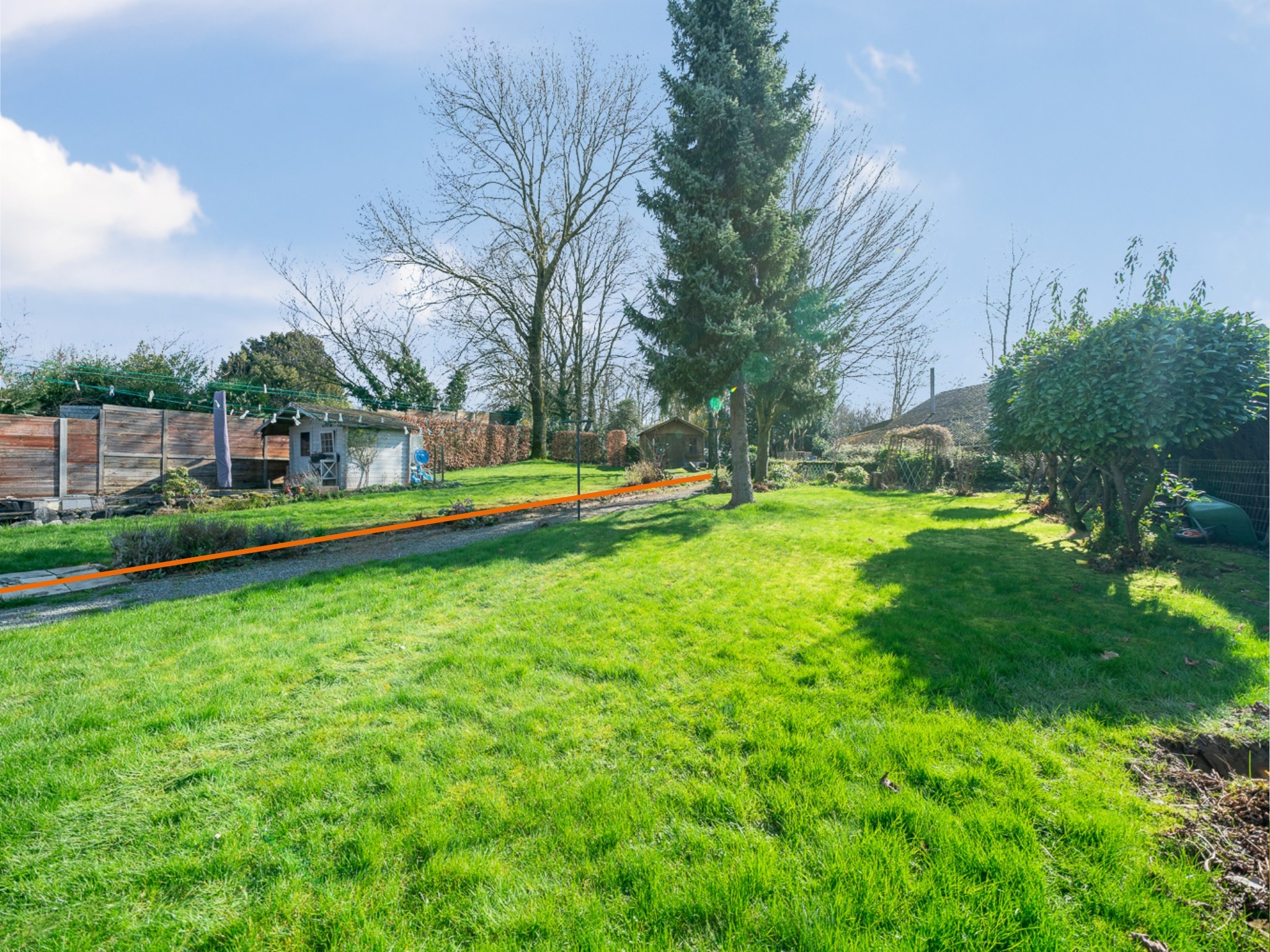 Knappe te renoveren gezinswoning met veel potentieel 