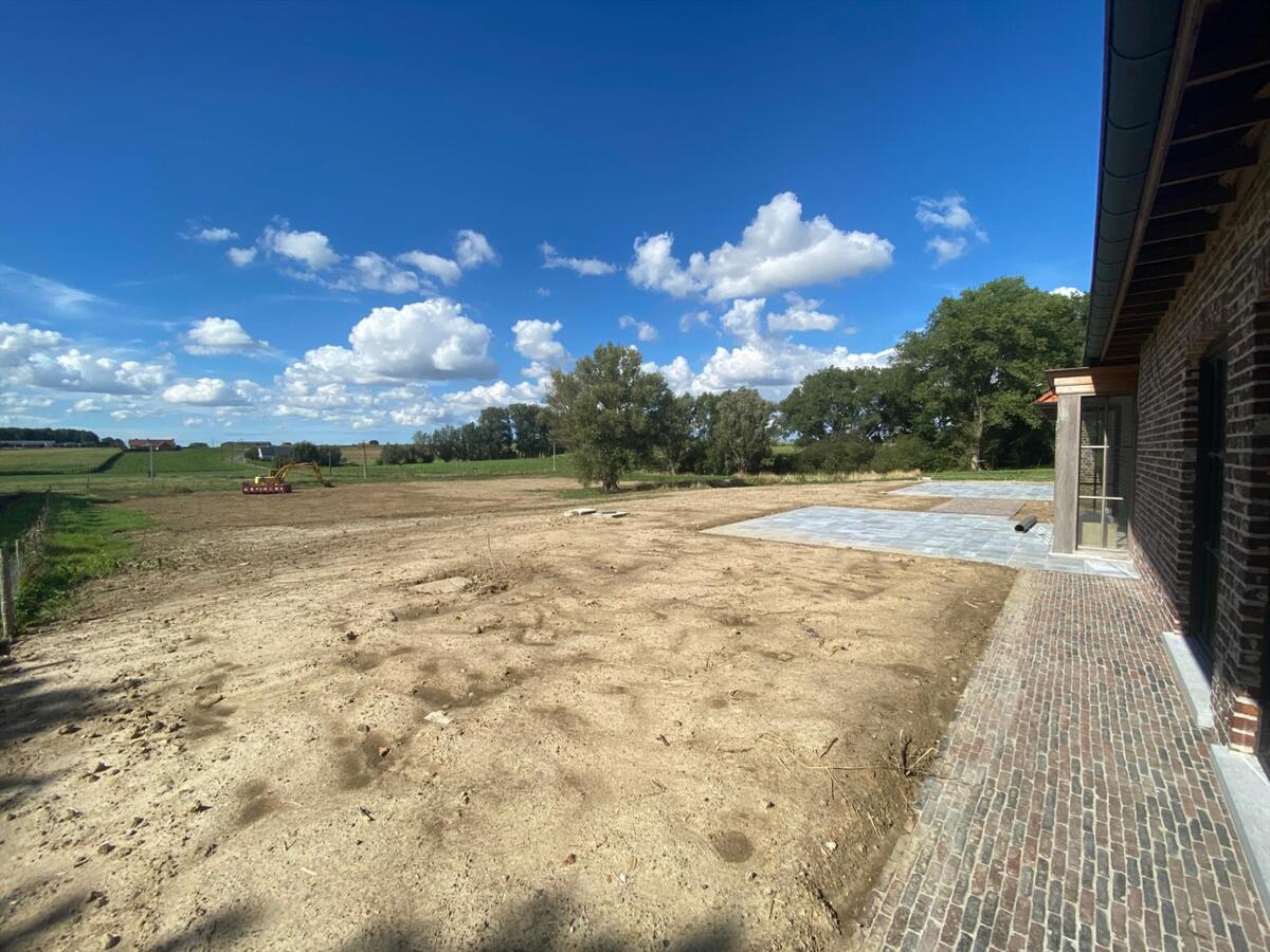 Exclusieve, fantastisch gelegen landelijke woning met bijgebouw 