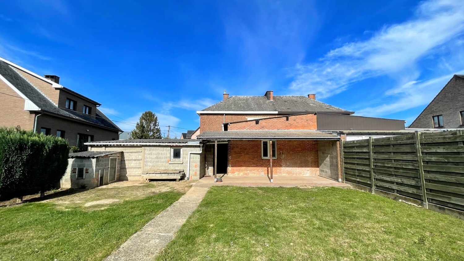 Ruime, te renoveren gezinswoning op zuidgericht perceel van 739 m² 