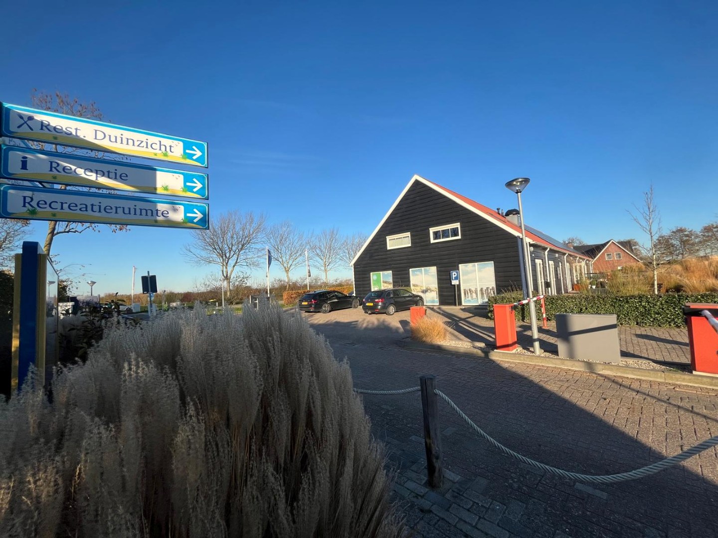 Ontsnap aan de dagelijkse drukte en geniet van een heerlijke vakantie in de te koop aangeboden sfeervolle chalet (nr. 244) op park Duinzicht te Koudekerke! 