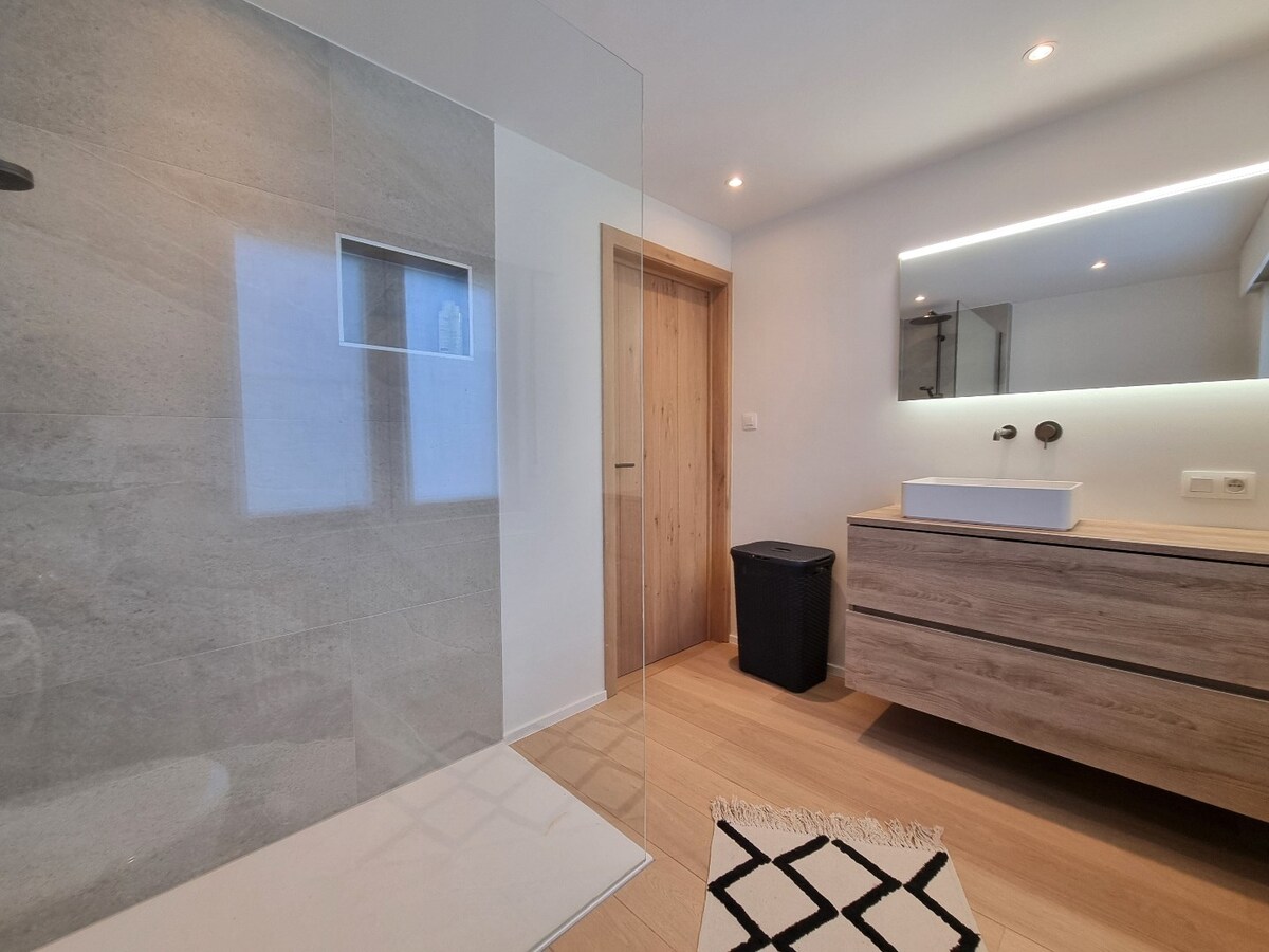 Prachtige, volledig gerenoveerde halfopen bebouwing op groot perceel van 842m² 